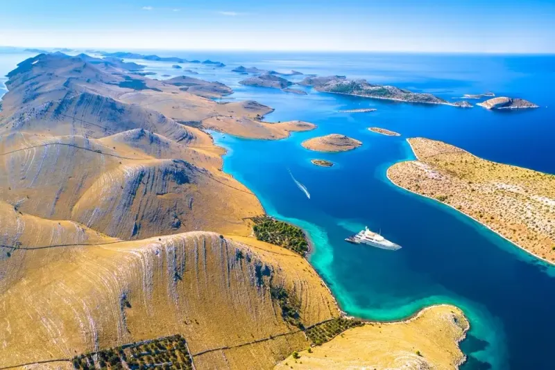 Dalmatinski stari grad s kamenim ulicama
